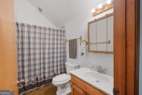 Bath - 1406 Tipperary Ct, Monroe, GA 30656 photo 2 of 3