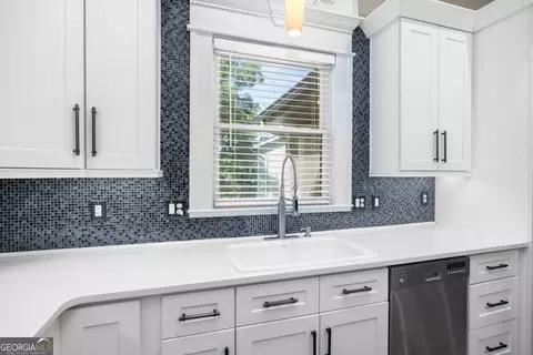 Kitchen - 187 Pine St, Commerce, GA 30529 photo 5 of 8