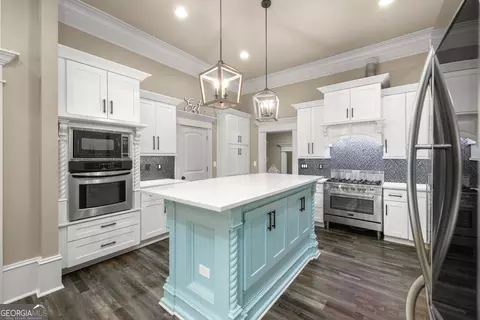 Kitchen - 187 Pine St, Commerce, GA 30529 photo 6 of 8