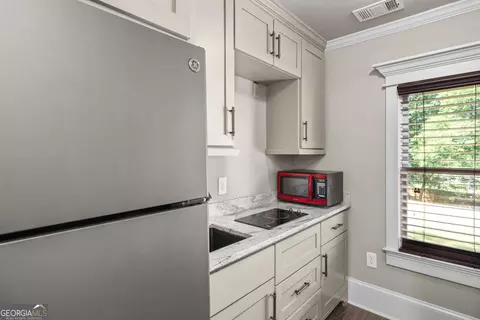 Kitchen - 187 Pine St, Commerce, GA 30529 photo 7 of 8