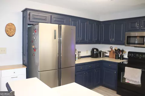 Kitchen - 98 Lewis Cir, Commerce, GA 30529 photo 3 of 4