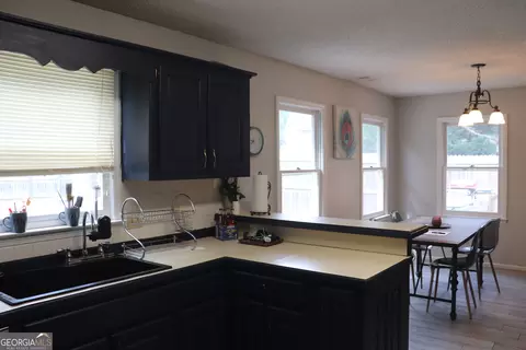 Kitchen - 98 Lewis Cir, Commerce, GA 30529 photo 4 of 4