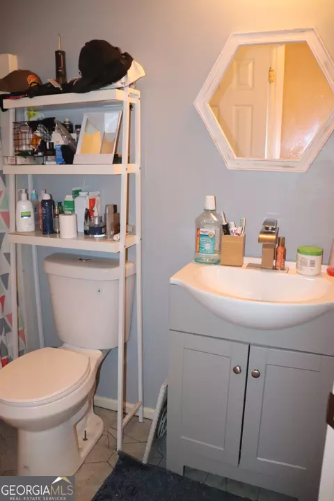 Bath - 98 Lewis Cir, Commerce, GA 30529 photo 4 of 4