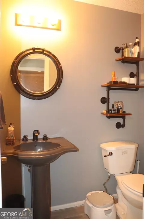 Bath - 98 Lewis Cir, Commerce, GA 30529 photo 1 of 4
