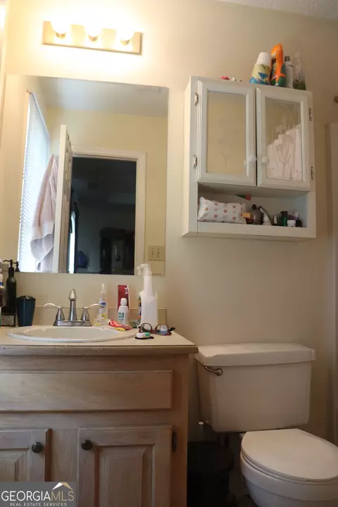 Bath - 98 Lewis Cir, Commerce, GA 30529 photo 2 of 4