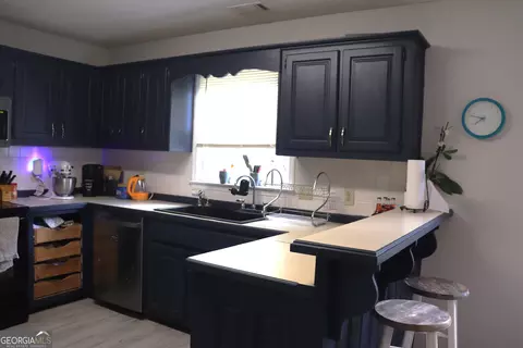 Kitchen - 98 Lewis Cir, Commerce, GA 30529 photo 2 of 4