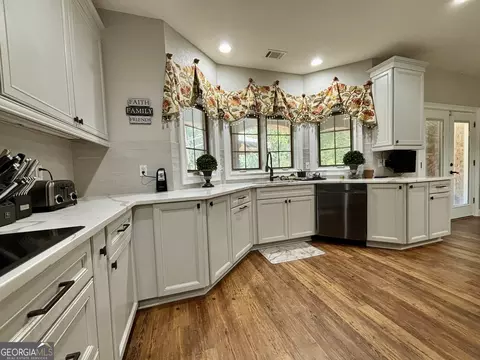 Kitchen - 213 Old Bridge Rd, Warner Robins, GA 31088 photo 6 of 9