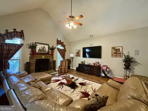 Living - 213 Old Bridge Rd, Warner Robins, GA 31088 photo 4 of 8