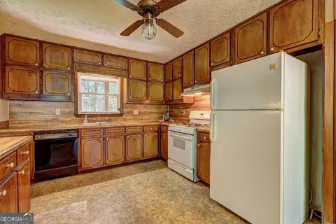 Kitchen - 3655 Highway 81 W, Hampton, GA 30228 photo 2 of 4