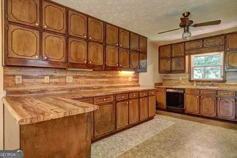 Kitchen - 3655 Highway 81 W, Hampton, GA 30228 photo 3 of 4
