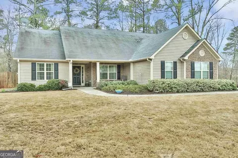 6 St Charles Pl, Grantville, GA 30220