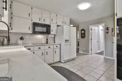 Kitchen - 744 Grant Rd, Brooks, GA 30205 photo 3 of 4