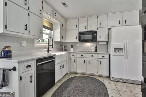 Kitchen - 744 Grant Rd, Brooks, GA 30205 photo 2 of 4