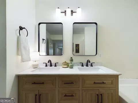 Bath - 143 Oakview Cir, Gray, GA 31032 photo 4 of 5