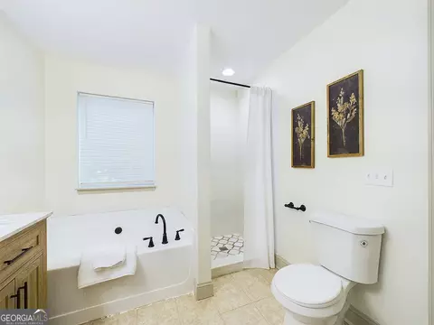 Bath - 143 Oakview Cir, Gray, GA 31032 photo 3 of 5
