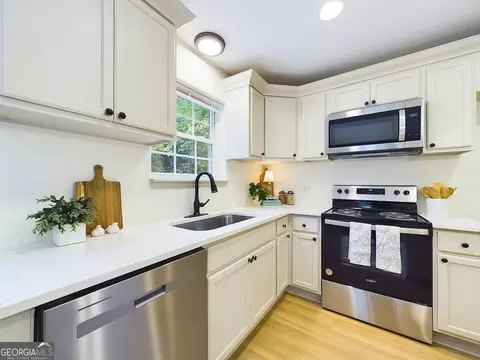 Kitchen - 143 Oakview Cir, Gray, GA 31032 photo 2 of 3