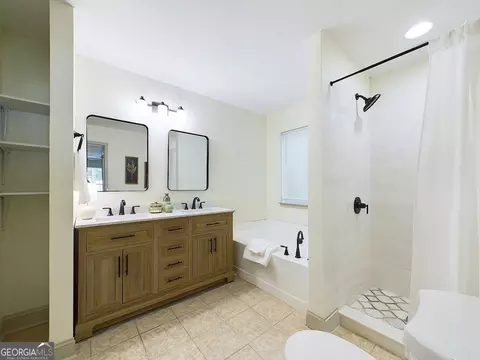Bath - 143 Oakview Cir, Gray, GA 31032 photo 2 of 5