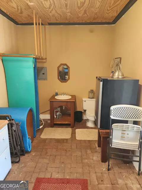 Bath - 238 Five Points Rd, Milner, GA 30257 photo 1 of 12