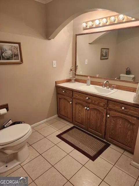 Bath - 238 Five Points Rd, Milner, GA 30257 photo 8 of 12