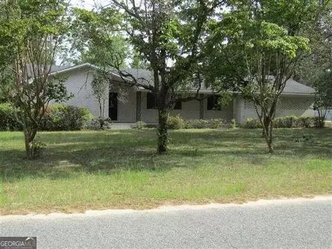 75 Woodlawn Dr, Jesup, GA 31545