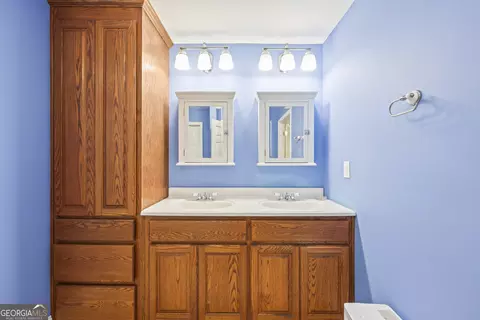 Bath - 241 Brady St, Toccoa, GA 30577 photo 1 of 4