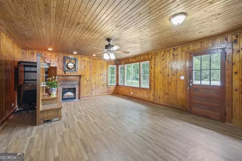 Living - 241 Brady St, Toccoa, GA 30577 photo 2 of 5