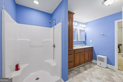 Bath - 241 Brady St, Toccoa, GA 30577 photo 2 of 4