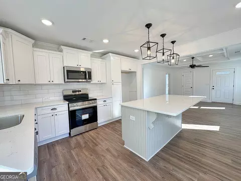 Kitchen - 1332 Mooty Bridge Rd, Lagrange, GA 30240 photo 2 of 4