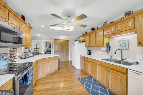 Kitchen - 255 River Swing Rd, Cornelia, GA 30531 photo 4 of 6
