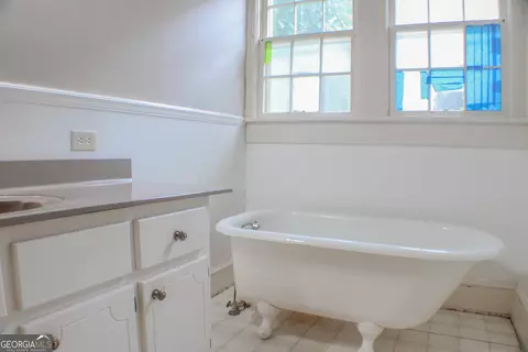 Bath - 308 E 5th Ave, Rome, GA 30161 photo 2 of 3