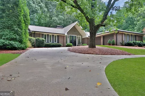 6193 White Oak Dr, Flowery Branch, GA 30542