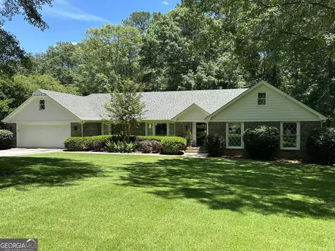 219 Baywood Cir Dr, Lagrange, GA 30240