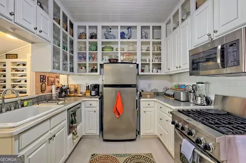 Kitchen - 208 Colony Rd, Dillard, GA 30537 photo 2 of 4