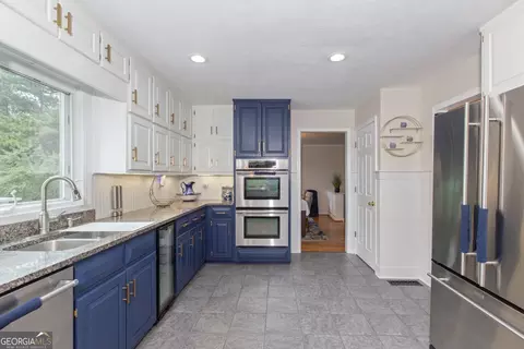 Kitchen - 85 Lovic Davis Rd, Lagrange, GA 30240 photo 2 of 6