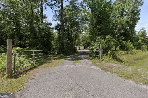 381 Pine Dr, Woodbine, GA 31569