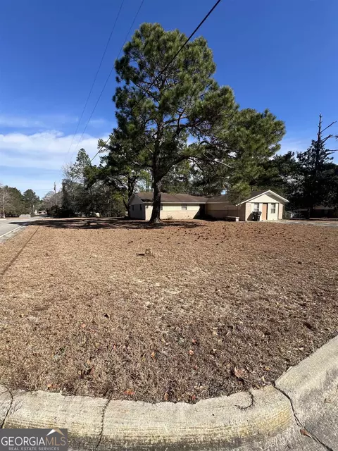 602 E James St, Claxton, GA 30417