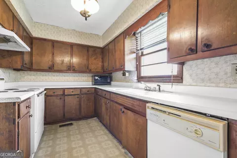 Kitchen - 211 Main St, Franklin, GA 30217 photo 4 of 5