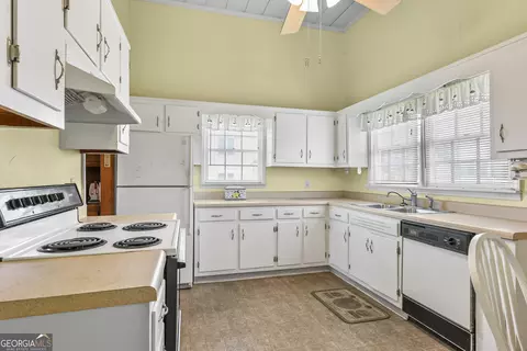 Kitchen - 211 Main St, Franklin, GA 30217 photo 2 of 5