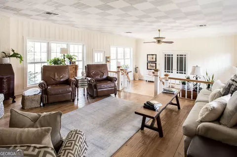 Living - 504 Hendry St, Blackshear, GA 31516 photo 3 of 5