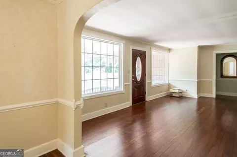 Living - 504 Hendry St, Blackshear, GA 31516 photo 2 of 5