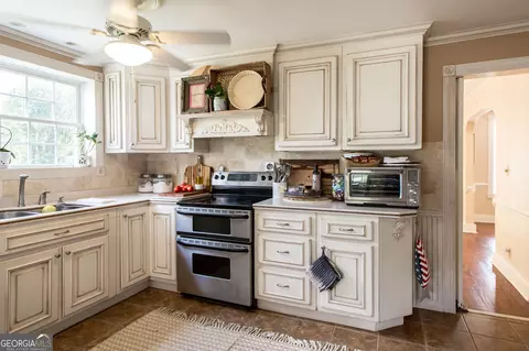 Kitchen - 504 Hendry St, Blackshear, GA 31516 photo 4 of 8