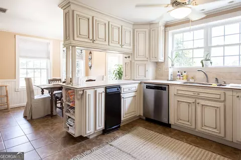Kitchen - 504 Hendry St, Blackshear, GA 31516 photo 2 of 8