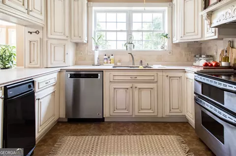 Kitchen - 504 Hendry St, Blackshear, GA 31516 photo 3 of 8