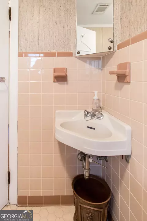 Bath - 504 Hendry St, Blackshear, GA 31516 photo 7 of 7