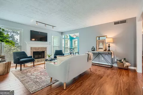 1015 Canyon Point Cir, Roswell, GA 30076