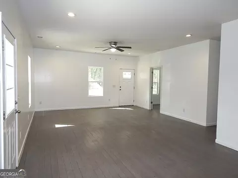 Living - 202 Barron St, Byron, GA 31008 photo 1 of 4