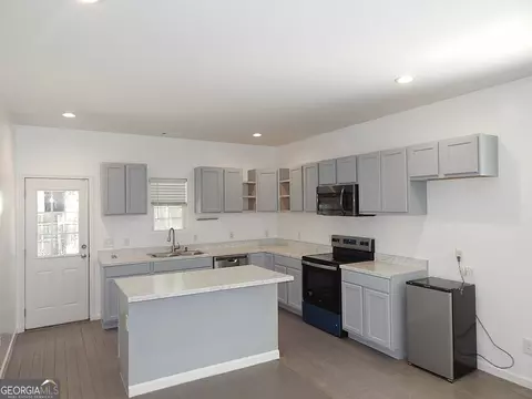 Kitchen - 202 Barron St, Byron, GA 31008 photo 2 of 2
