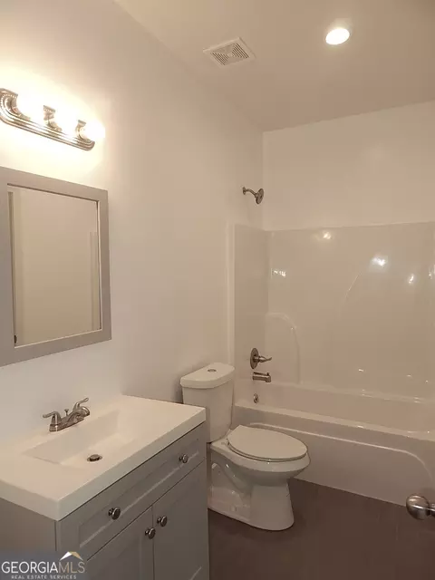 Bath - 202 Barron St, Byron, GA 31008 photo 5 of 6