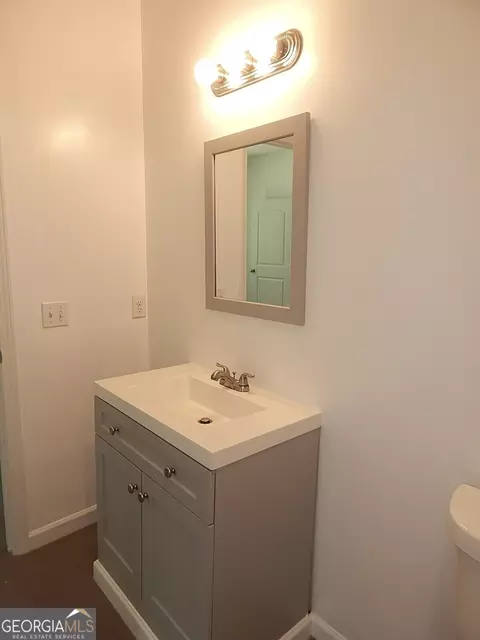 Bath - 202 Barron St, Byron, GA 31008 photo 6 of 6