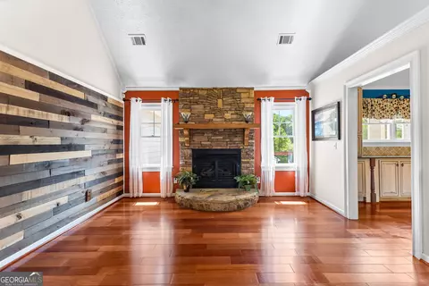 Living - 121 Hudson Rd, Lagrange, GA 30240 photo 6 of 9